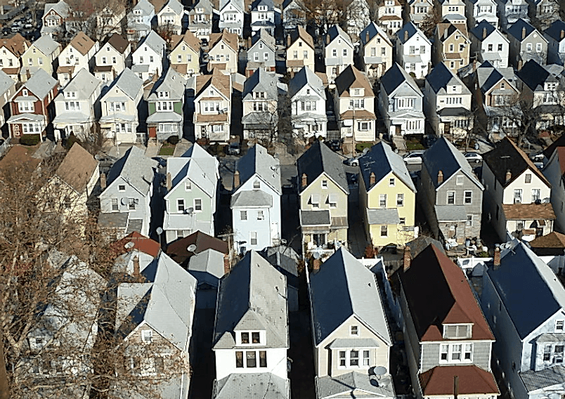 Mimari proje çizimi fiyatları karşılaştırılırken farklı semtlere ait proje kapsamı, metrekare bilgileri ve hizmet detayları ofis ortamında inceleniyor.