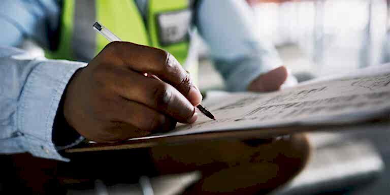 Ruhsat dosyası hazırlama sürecinde mimari proje çizimleri, teknik belgeler ve onay için gerekli evraklar masa üzerinde düzenleniyor.