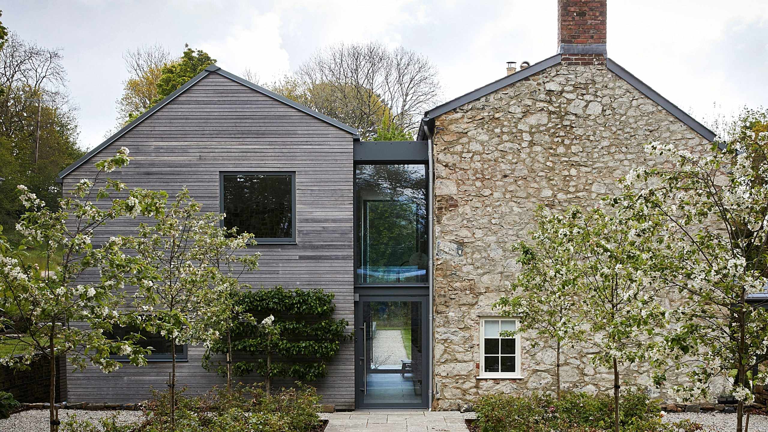 Villa projesi için mimarlık ofisi seçimi yapılırken proje çizimleri, referans dosyaları ve teknik planlar ofis ortamında inceleniyor.